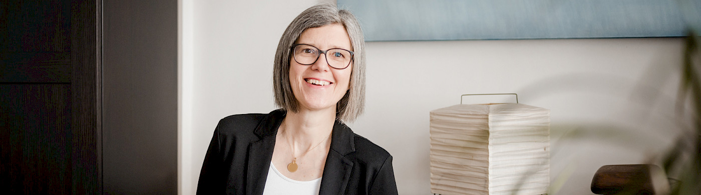 Monika Hagleitner - Psychotherapie und Coaching in 1090 Wien und Linz Monika Hagleitner in Ihrer Praxis - © Miriam blitzt - Miriam Mehlman Fotografie / Monika Hagleitner