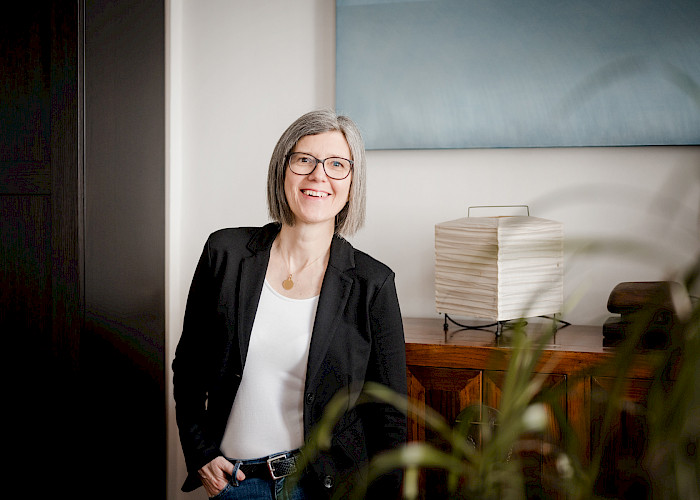 Monika Hagleitner - Psychotherapie und Coaching in 1090 Wien und Linz Monika Hagleitner in Ihrer Praxis - © Miriam blitzt - Miriam Mehlman Fotografie / Monika Hagleitner