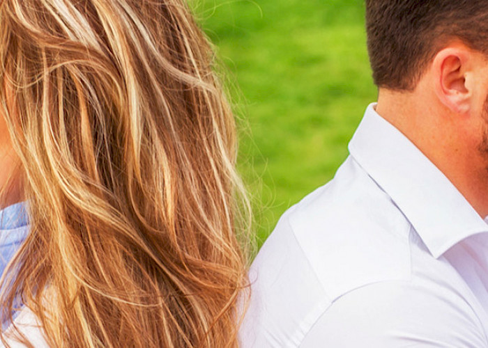 Man und Frau - Rücken an Rücken, ins Handy starrend - © 