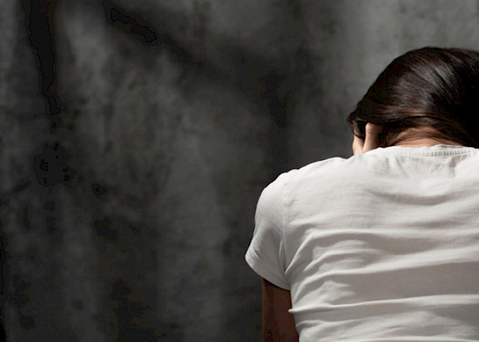 Person hin hinten, Kopf in die Hände gelegt - © 